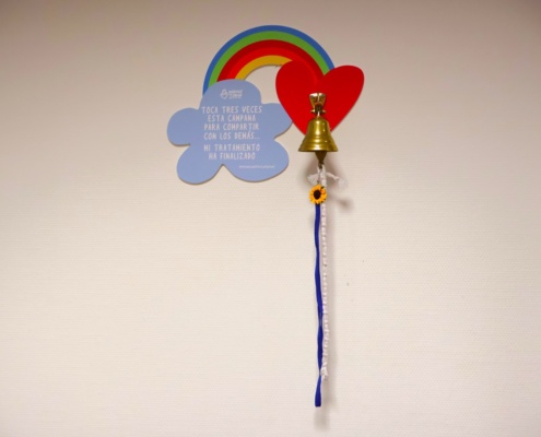 Campana situada en la planta de radioterapia para los pacientes que terminan su tratamiento (Grande)