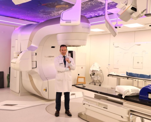 El Dr Conde en las instalaciones de La Fe con un acelerador de alta definición para radiocirugía (Grande)